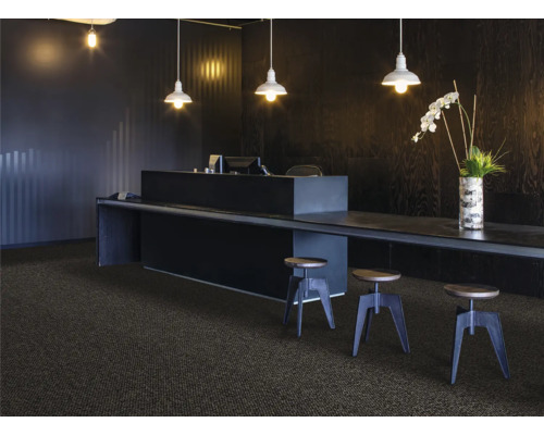 Receptie met tapijt, bureau, barkrukken en verlichting