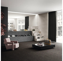 Interieur met vloerbedekking, fauteuil en display voor schoenen en accessoires