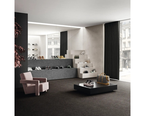 Interieur met vloerbedekking, fauteuil en display voor schoenen en accessoires