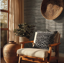 Decoratieve woonkamer met houten stoel, kussen, plant en grote kan