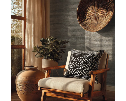 Decoratieve woonkamer met houten stoel, kussen, plant en grote kan