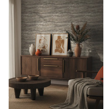 Woonkamer met dressoir, salontafel, decoratie en twee ingelijste afbeeldingen aan de muur