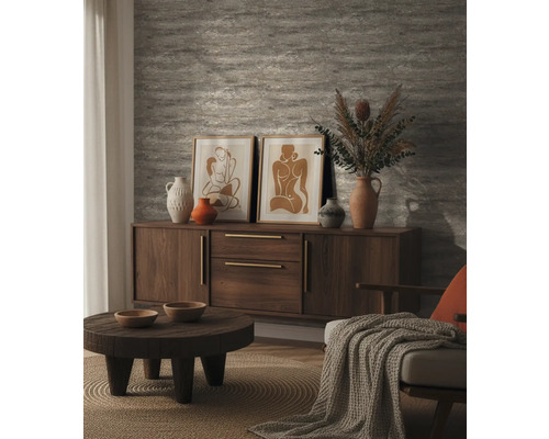 Woonkamer met dressoir, salontafel, decoratie en twee ingelijste afbeeldingen aan de muur