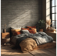 Slaapkamer met bed op houten platform, kussens en decoratie