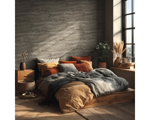 Slaapkamer met bed op houten platform, kussens en decoratie