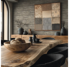 Eetkamer met houten tafel, schaal, servies, decoratie en een wanddecoratie voor een warme sfeer