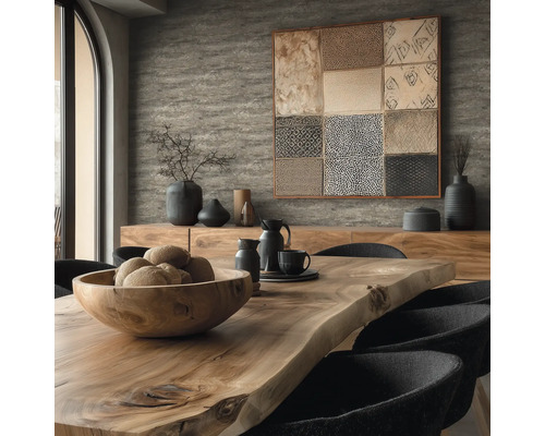 Eetkamer met houten tafel, schaal, servies, decoratie en een wanddecoratie voor een warme sfeer