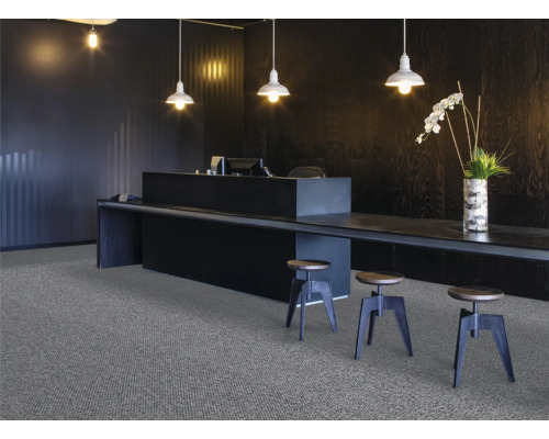 Receptieruimte met tapijt, balie, barkrukken en verlichting