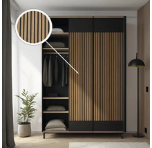 Schuifdeurkast met houten lamellenfront, interieurvakken en kledingroede in de slaapkamer