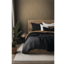 Slaapkamer met houten wandpanelen, bed en kamerplanten