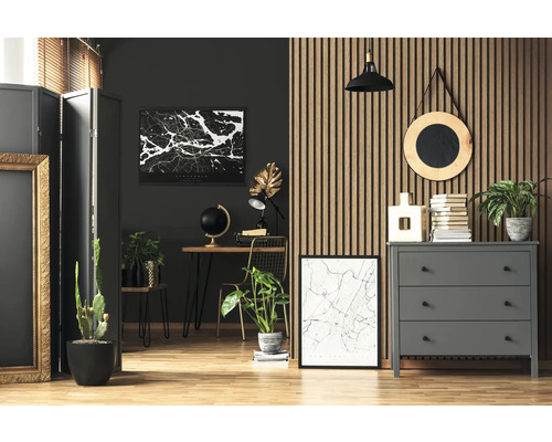 Inrichtingsidee voor een werkkamer met bureau, commode en decoratieve elementen.