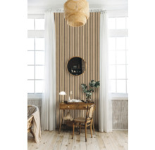 Lichte kamer met houten lambrisering, bureau en decoraties