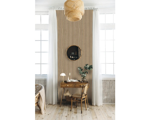 Lichte kamer met houten lambrisering, bureau en decoraties