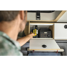 Man bergt Kärcher reinigingsapparaat en powerstation op in een kast