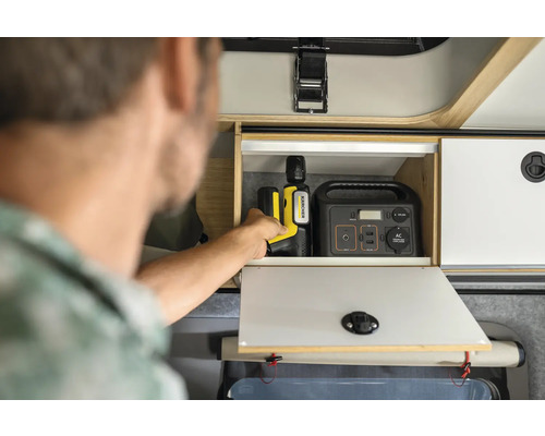 Man bergt Kärcher reinigingsapparaat en powerstation op in een kast