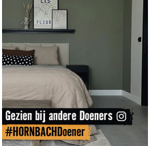 Slaapkamer met bed, nachtkastje en wanddecoratie
