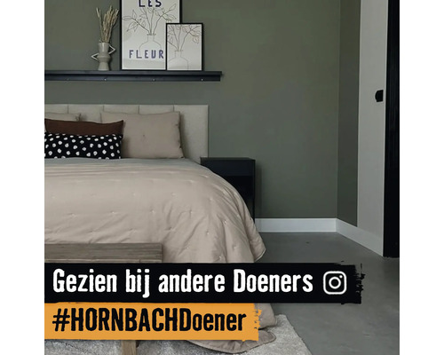 Slaapkamer met bed, nachtkastje en wanddecoratie