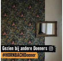 Wand met bloemenbehang en spiegel