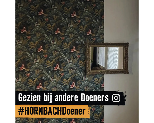 Wand met bloemenbehang en spiegel