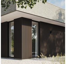 Buitenkant van een huis met houten gevelbekleding en witte bakstenen