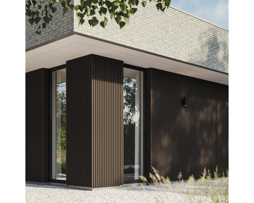 Buitenkant van een huis met houten gevelbekleding en witte bakstenen