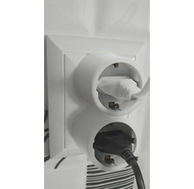 Twee stekkeradapters met ingestoken stroomkabels in een stopcontact