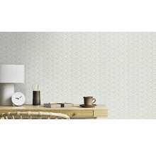 Close-up van een werkblad met een bloemenbehang op de achtergrond.