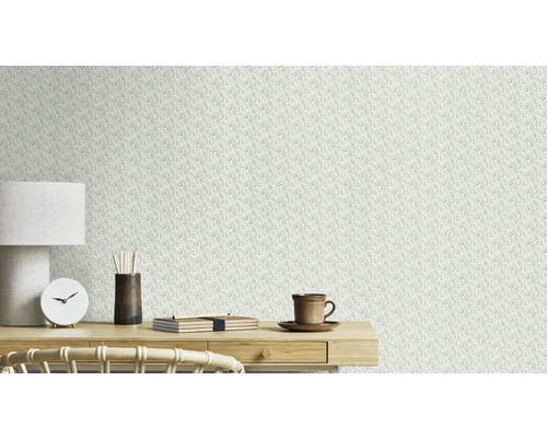 Close-up van een werkblad met een bloemenbehang op de achtergrond.