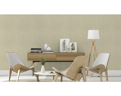 Woonkamerinrichting met textielbehang, dressoir, fauteuils en staande lamp