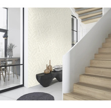 Lichte ruimte met behang met patroon, houten trap en zitbank