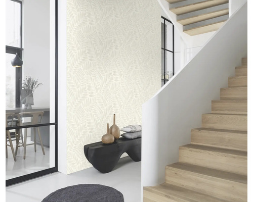 Lichte ruimte met behang met patroon, houten trap en zitbank