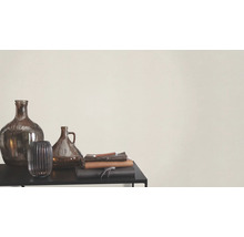 Decoratieve glazen vazen en notitieboekjes op een tafel