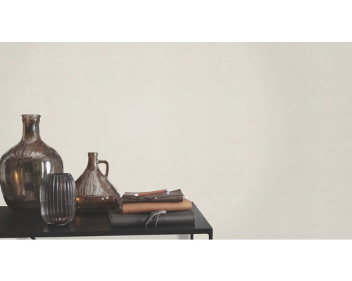 Decoratieve glazen vazen en notitieboekjes op een tafel