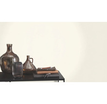 Decoratieve glazen vazen en notitieboekjes op een tafel