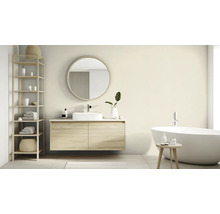 Lichte badkamer met wastafel, spiegel, bad en houten rek voor handdoeken en badspullen.