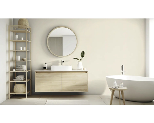 Lichte badkamer met wastafel, spiegel, bad en houten rek voor handdoeken en badspullen.