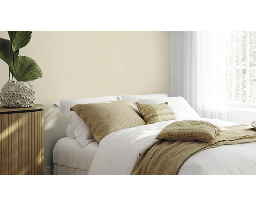 Lichte slaapkamer met tweepersoonsbed, nachtkastje en kamerplant