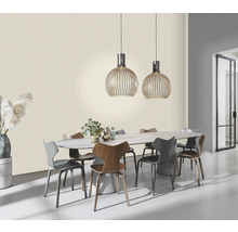 Eetkamer met eettafel, stoelen en twee hanglampen