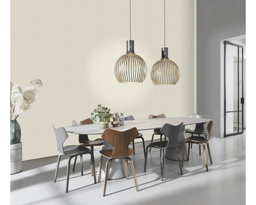 Eetkamer met eettafel, stoelen en twee hanglampen