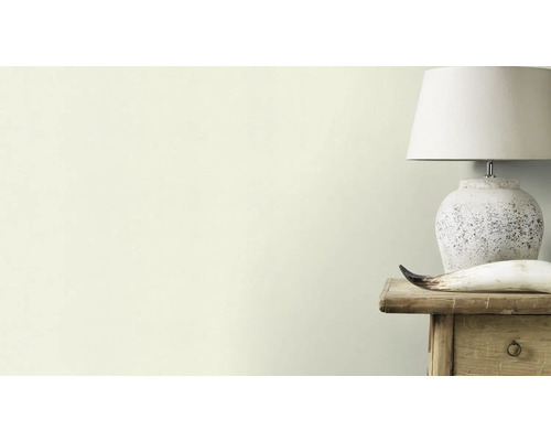 Wanddecoratie met lamp en decoratie op een houten kast