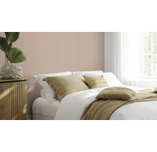 Slaapkamer met bed, nachtkastje en muurverf