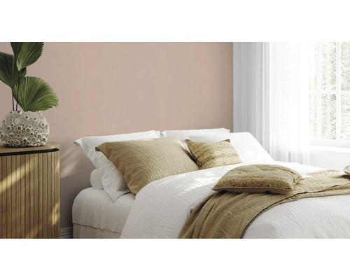 Slaapkamer met bed, nachtkastje en muurverf