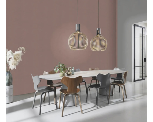 Eetkamer met eettafel, stoelen en twee hanglampen