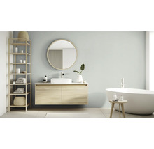 Moderne badkamer met wastafel, spiegel, rek en ligbad.