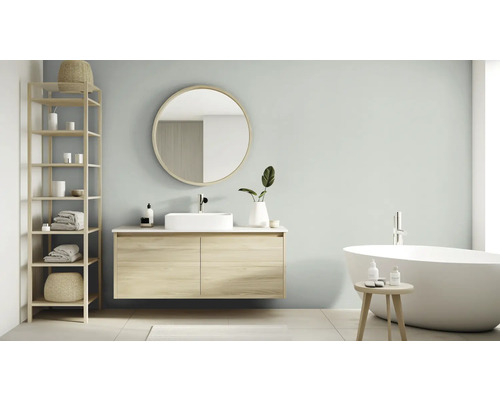 Moderne badkamer met wastafel, spiegel, rek en ligbad.