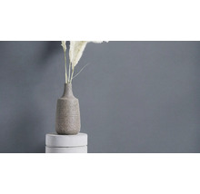 Decoratieve vaas met planten op sokkel