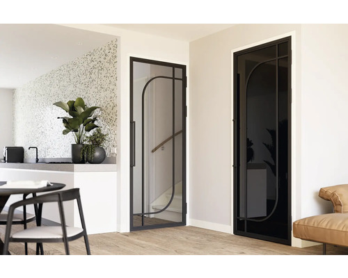 Licht interieur met twee binnendeuren van glas en zwart frame