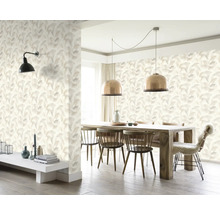 Eetkamer met bloemrijk behang, eettafel en hanglampen