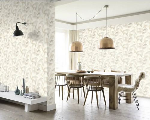 Eetkamer met bloemrijk behang, eettafel en hanglampen