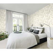 Slaapkamer met behangmotief en tweepersoonsbed